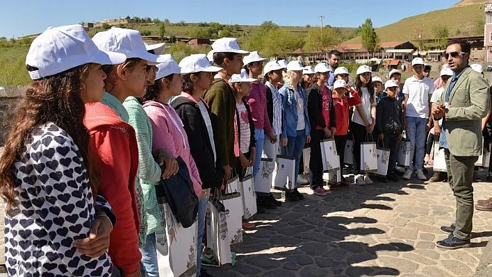 Çocuklar kentin tarihi mekanlarını gezdi
