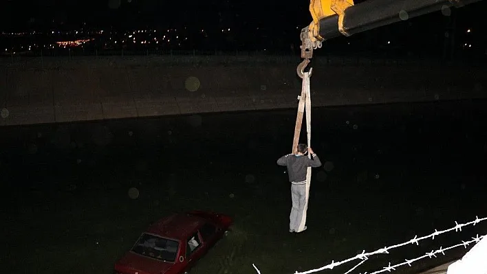 Su kanalına uçan otomobilden sağ çıktı
