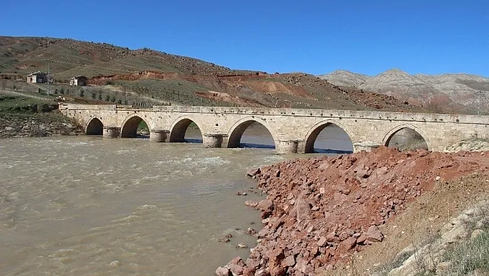 'Rivayet' tarihi köprüyü definecilere talan ettirdi
