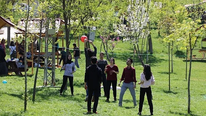Havalar ısındı piknik alanları doldu
