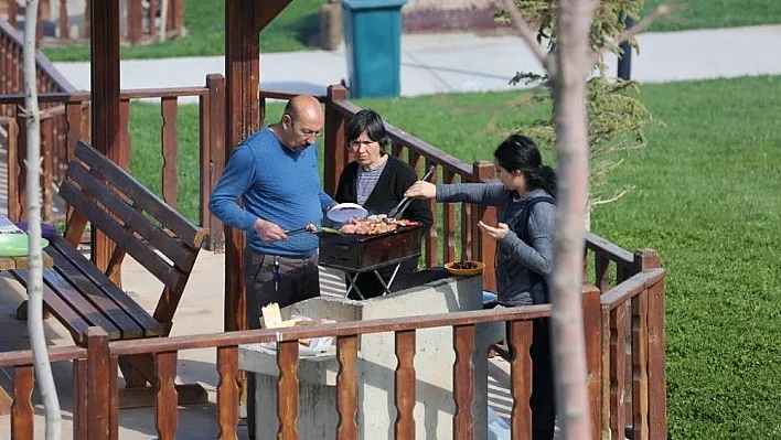 Sivas'ta hafta sonu piknik alanları doldu taştı
