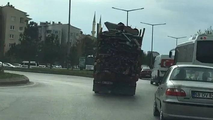 Odun yüklü kamyonetin tehlikeli yolculuğu
