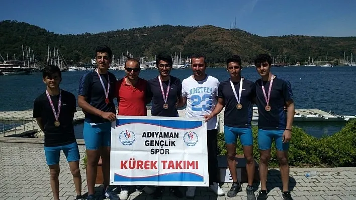 Adıyamanlı kürekçiler madalyayla döndü
