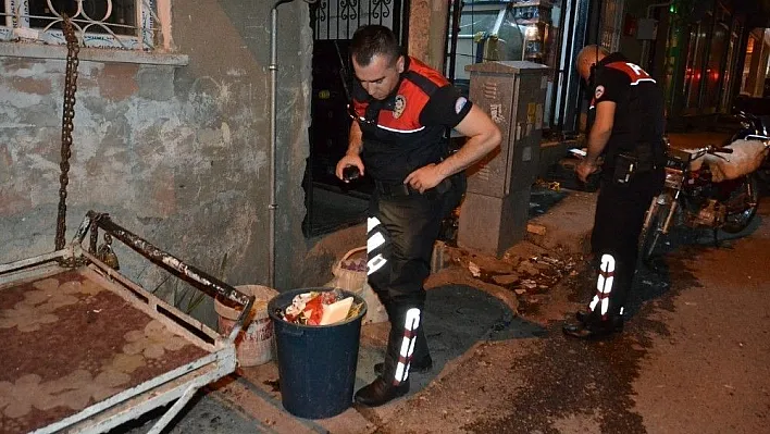 Polislerden kaçamayacağını anlayan şahıs uyuşturucuyu çöpe attı
