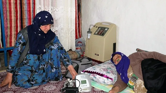 Elektrik kesilince hastalarını komşu köylere götürüyorlar
