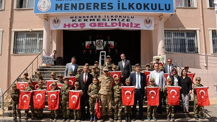 Menderes İlkokulu Mehmetçik Vakfı yararına kermes düzenledi
