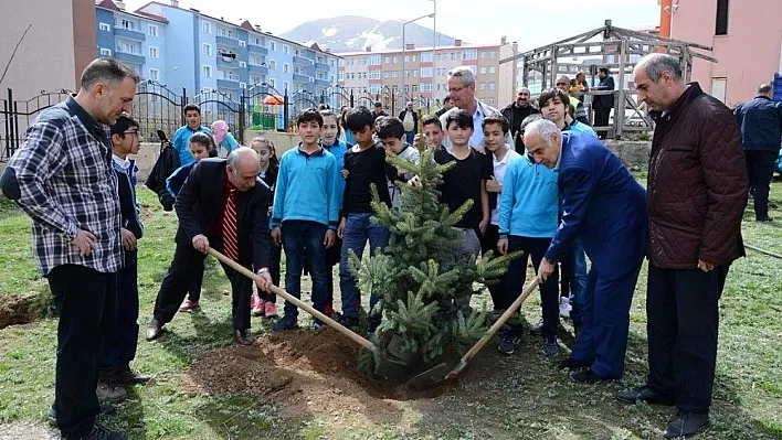 Palandöken Belediyesi öğrencilerle fidan dikti
