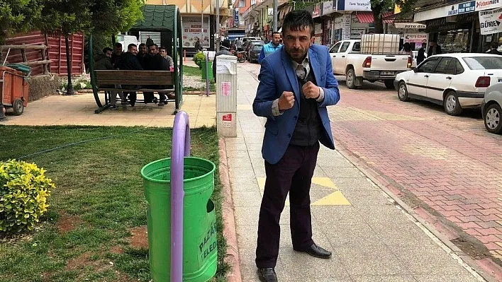 Çöp kovasıyla boks yaptı
