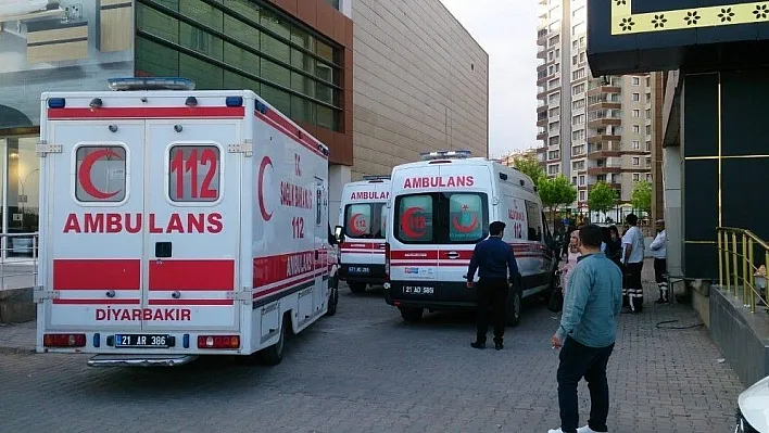 Diyarbakır-Şanlıurfa yolu üzerindeki bir çağrı merkezinde yemek yedikten sonra fenalaşan çok sayıda personel, zehirlenme şüphesiyle hastanelere kaldırıldı.
