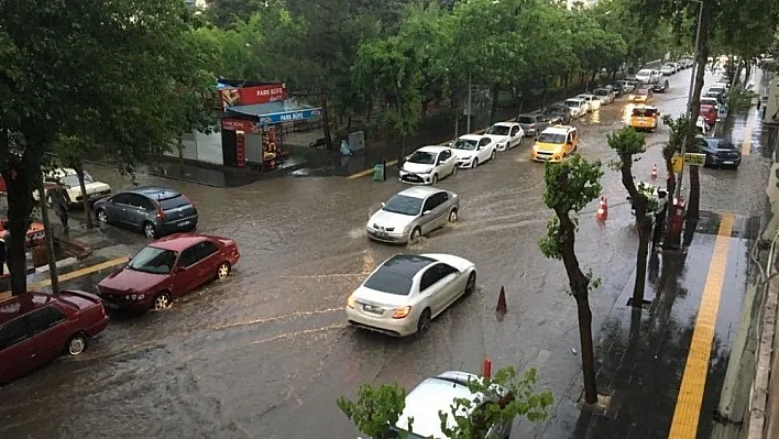 Diyarbakır'da cadde ve sokaklar sular altında kaldı