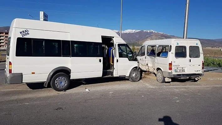 İşçi taşıyan iki minibüs çarpıştı: 8 yaralı
