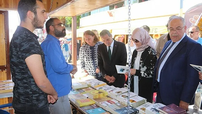 Adıyaman'da kitap fuarı yoğun ilgi gördü
