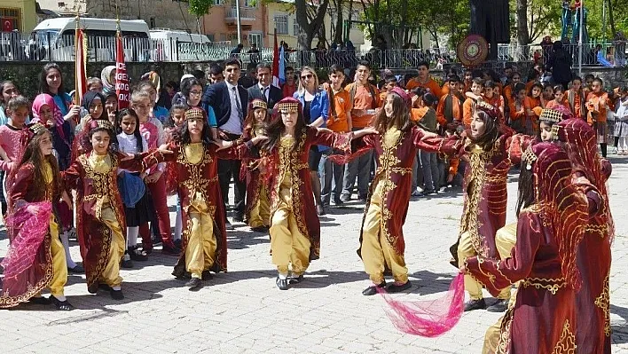 Çemişgezek'te halaylı, horonlu kutlama
