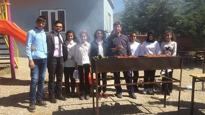 Çocukların bayramda mangal keyfi
