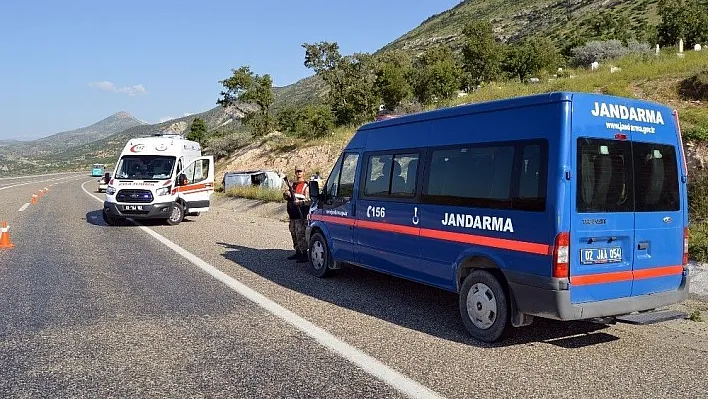 Lastiği patlayan otomobil takla attı: 5 yaralı
