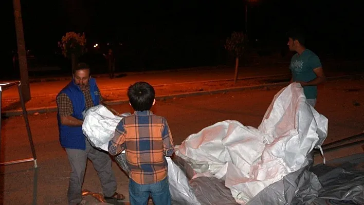 Deprem korkusu yüzünden evinin önüne çadır kurdu
