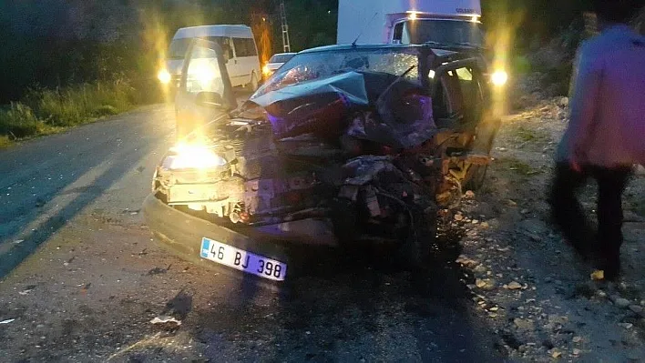 Kamyonet ile otomobil çarpıştı: 4 yaralı
