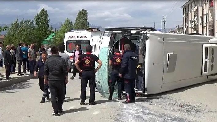 Erzincan'da otomobil ile halk otobüsü çarpıştı: 10 yaralı
