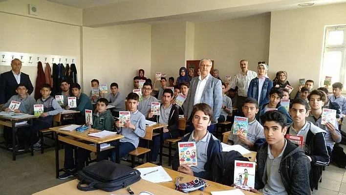 Üniversite öğrencileri imam hatip liselerine kitap hediye etti
