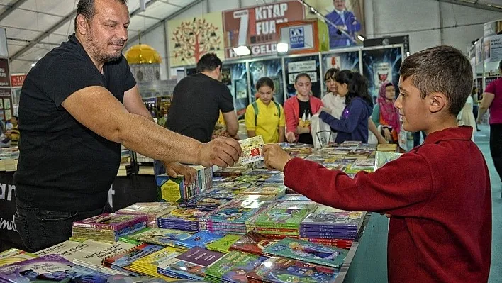 30 bin öğrenciye kitap fuarı hediye çeki
