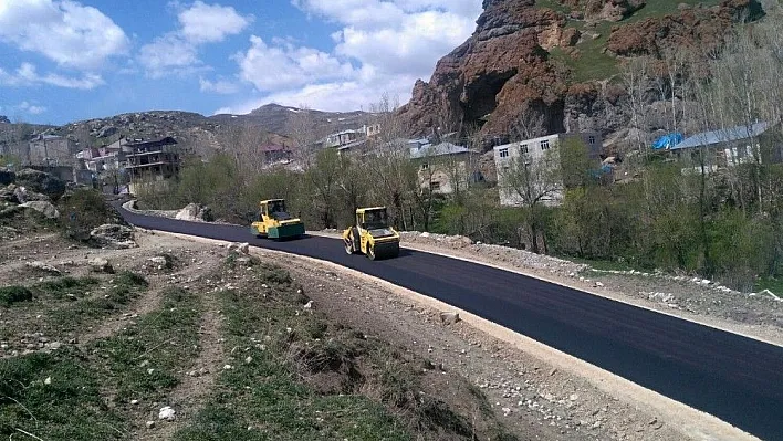 Büyükşehir kırsalda da yol yapıyor
