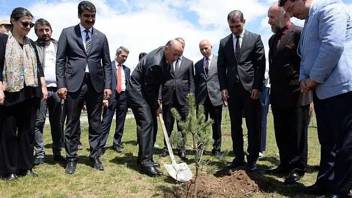 Okul bahçesine 300 adet fidan dikildi
