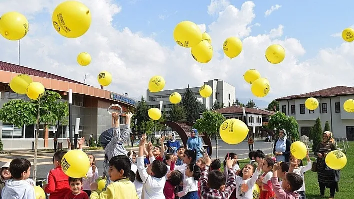 Yazar olacak çocuklar, yazarlar ile bir arada
