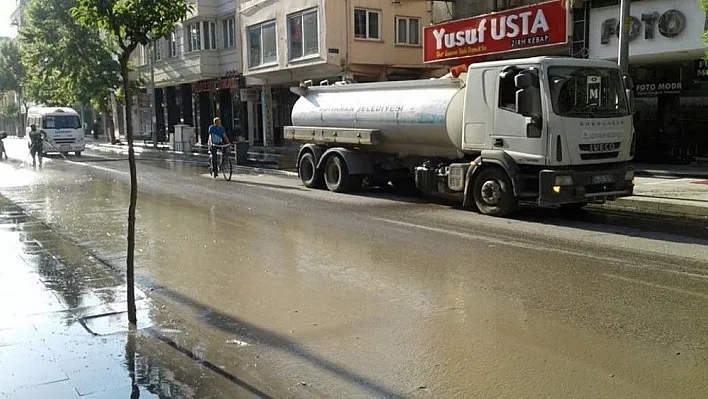 Belediye ekiplerince çarşı merkezinde temizlik yapıldı

