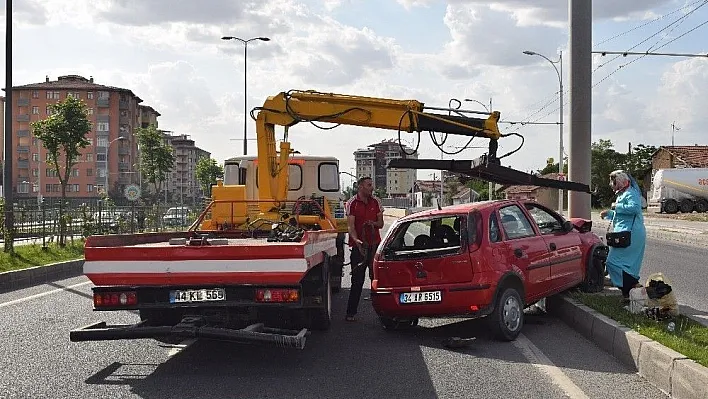 Beton mikseri otomobile çarptı: 3 yaralı