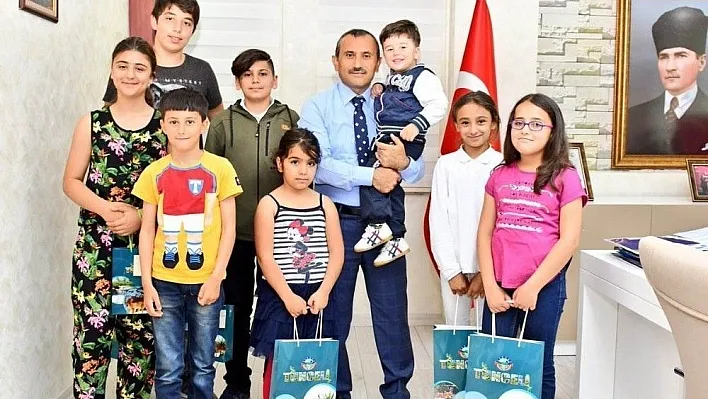 Vali Sonel, mahallede karşılaştığı çocukları makamda ağırladı
