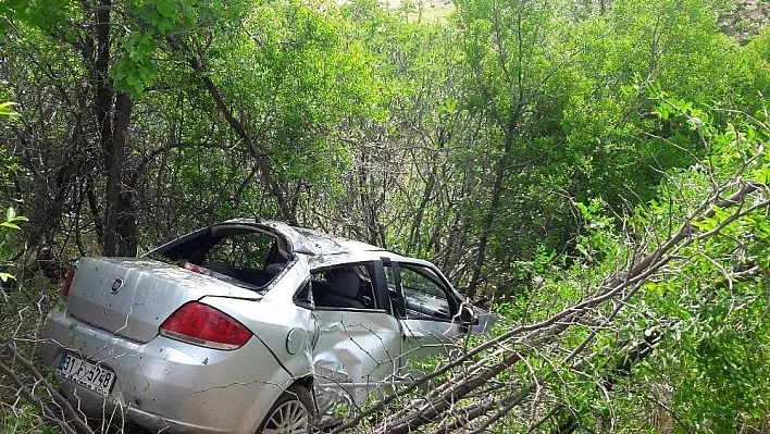 Kahta'da otomobil şarampole yuvarlandı
