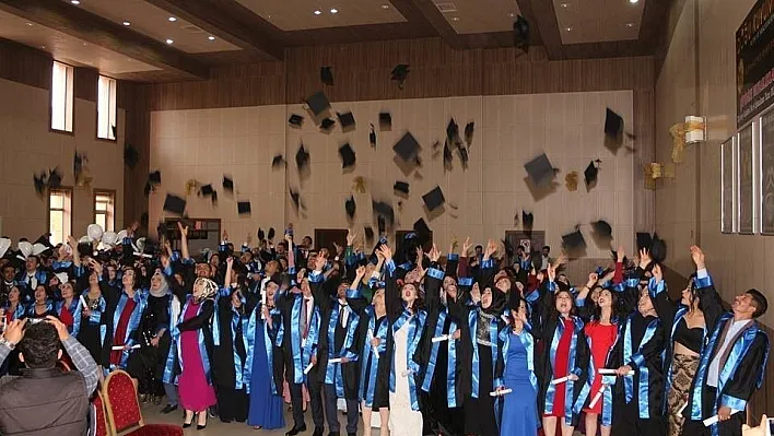 Atatürk Üniversitesi Oltu Meslek Yüksek Okulu 24. dönem mezunlarını verdi
