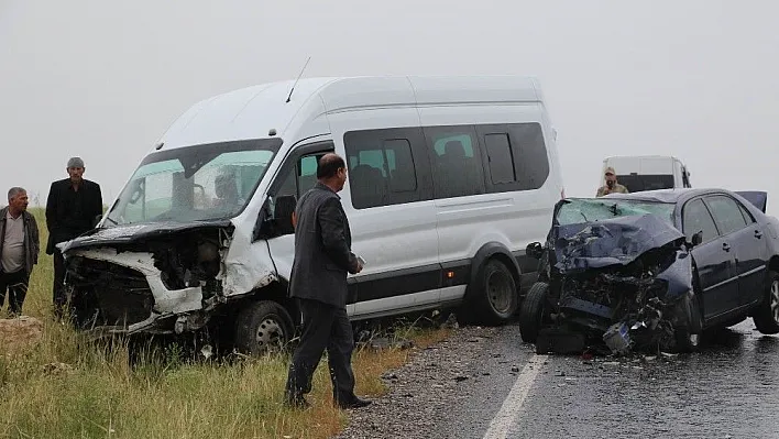 Minibüsle otomobil çarpıştı: 2'si ağır 13 yaralı
