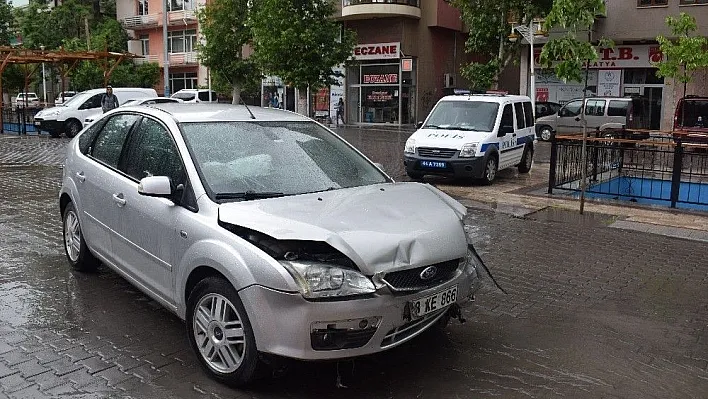 Malatya'da iki otomobil çarpıştı: 3 yaralı
