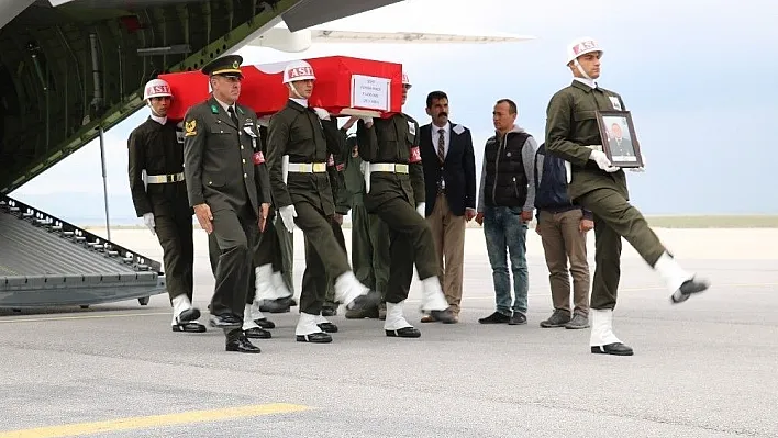 Şehit Piyade Uzman Onbaşı Furkan Peker'in cenazesine hüzünlü karşılama
