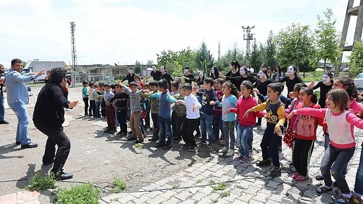 Pandomim atölyesi ilkokul öğrencilerine gösteri düzenledi
