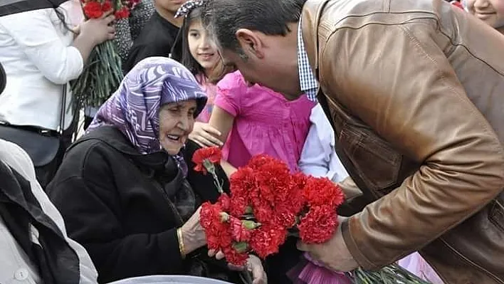 Başkan Çiftçi anneleri unutmadı
