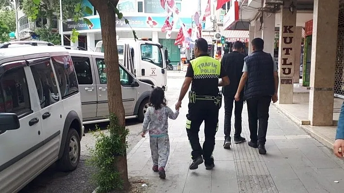 Kaybolan çocuğu trafik polisi buldu
