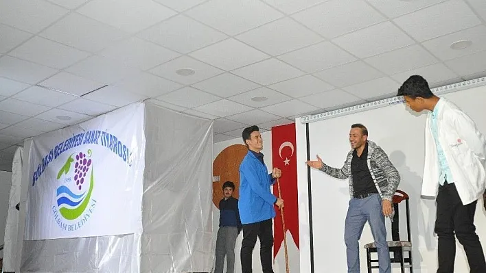 Gölbaşı ilçesinde 'Vejetaryen Aile' isimli oyunu sahnelendi
