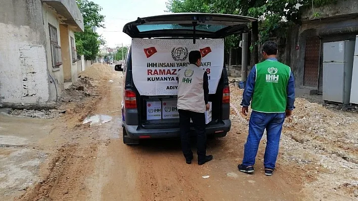 İHH Adıyaman'da Ramazan kumanyası dağıtımına başladı
