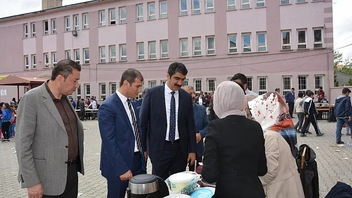 Aşkale'de yetim çocuklar yararına kermes düzenlendi
