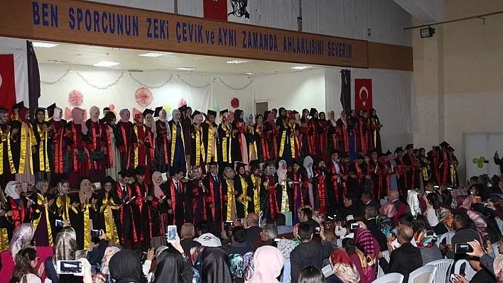 Oltu İbn-i Sina Mesleki ve Teknik Anadolu Lisesi'nde muhteşem mezuniyet gecesi
