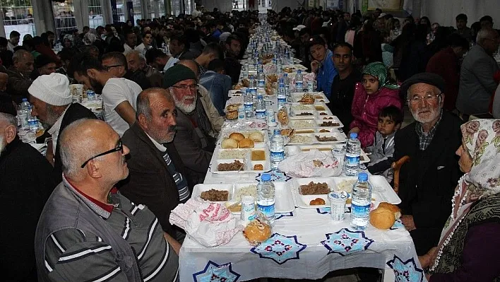 Sivas'ta 2 bin kişi iftar çadırında orucunu açtı
