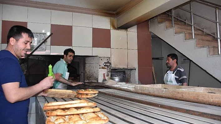 250-300 derecelik fırın önünde zorlu ekmek mesaisi