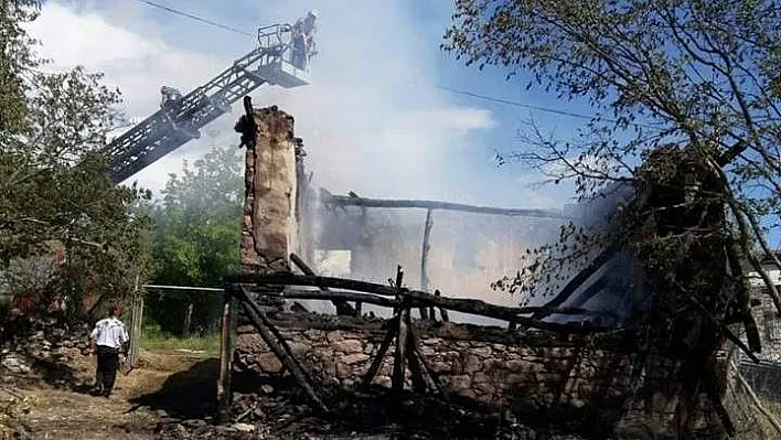 Çemişgezek'te ev yangını
