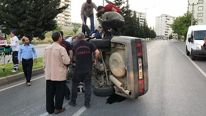 Kontrolden çıkan otomobil ağaçlara çarparak durabildi
