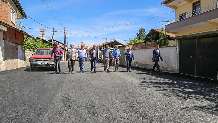 Alacakapı mahallesinde yollar sıcak asfalt yapılıyor
