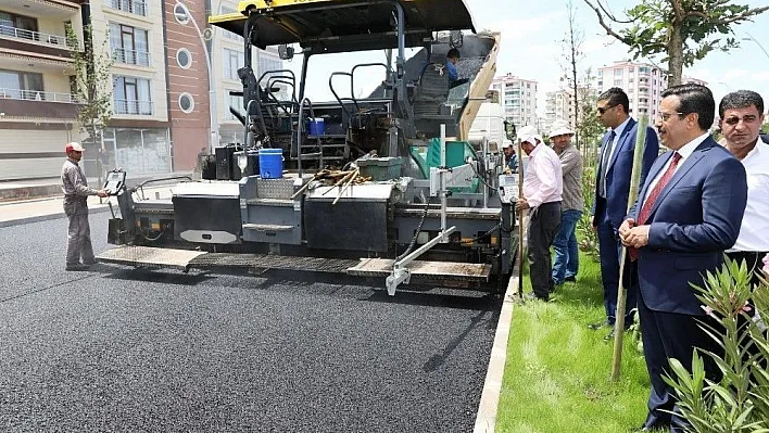 Başkan Atilla asfalt çalışmasını denetledi
