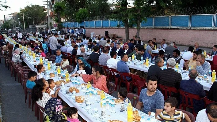 Bismil Belediyesi'nin iftar programına yoğun ilgi
