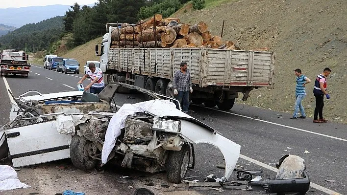 Kahramanmaraş'ta tıra arkadan çarpan otomobil paramparça oldu
